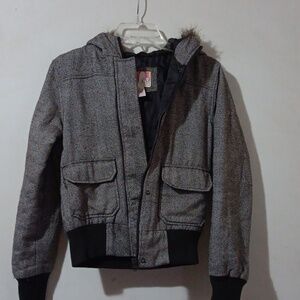 Op jacket size S 3-5 brown and tan the stitching on right side is loose.